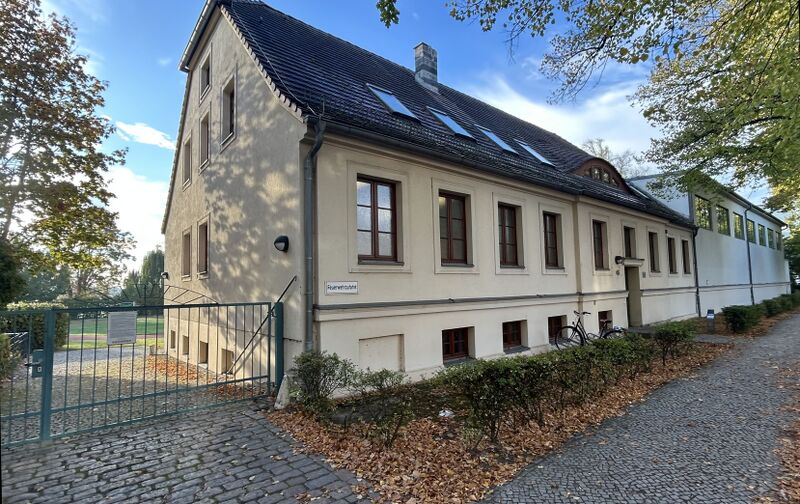 Datei:Sportkomplex Oberstufenzentrum neu.jpg