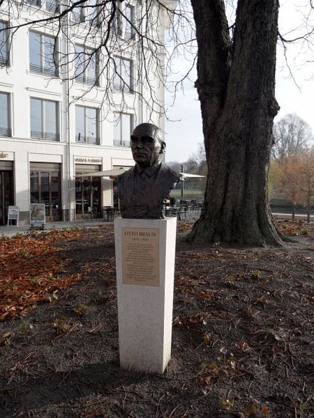 Datei:Otto-Braun-Platz, Büste, 2016.jpg