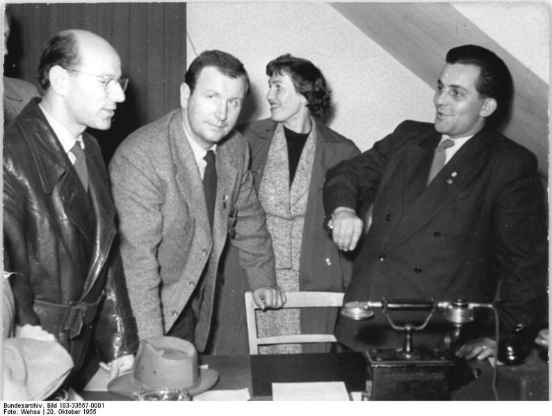 Datei:Maetzig, Kurt mit Günter Simon (2.v.l.) und Wolfgang Hahn (rechts); 1955.jpg