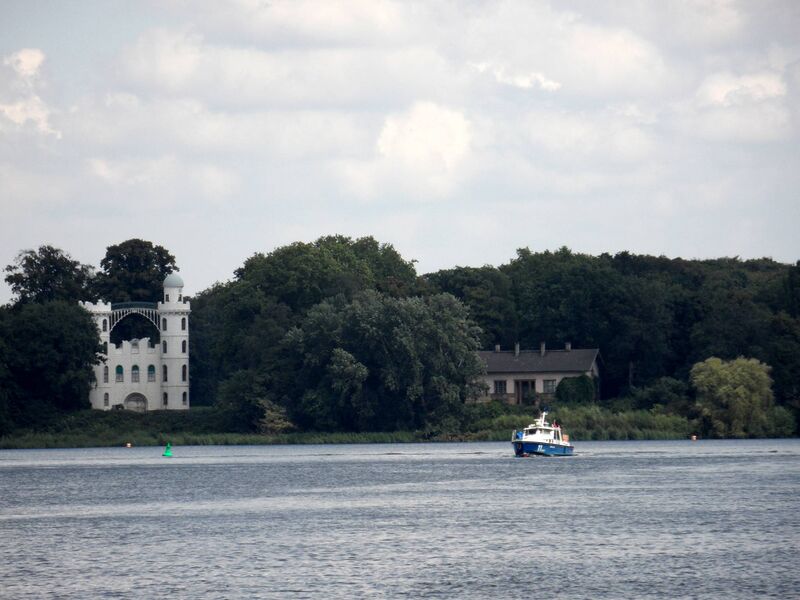 Datei:Pfaueninsel mit Schloß 2011.jpg