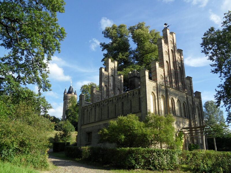 Datei:Matrosenhaus u Flatowturm, 07.2012.jpg