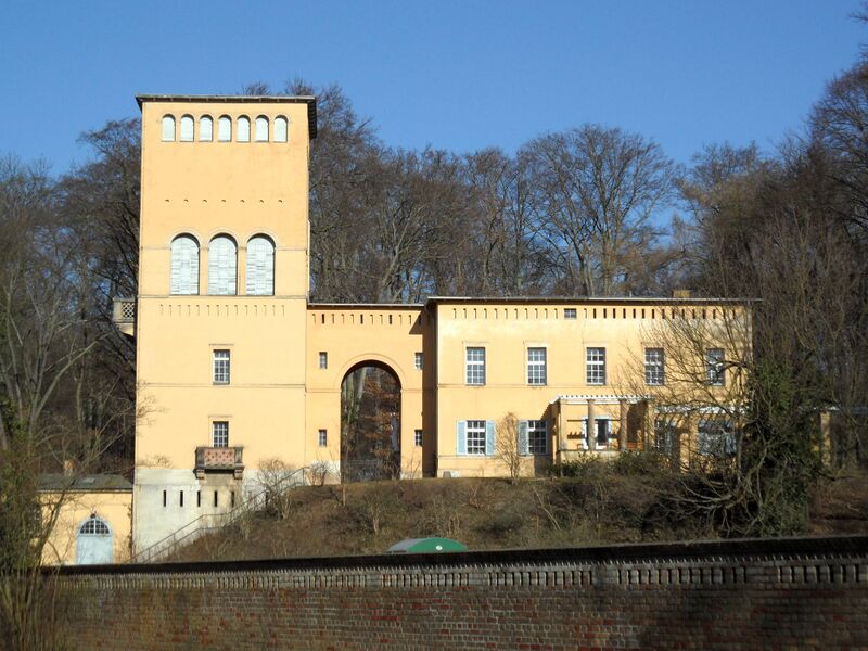 Datei:Südseite mit Mauer, 2013.jpg