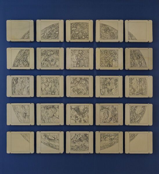 Datei:005 Monddruckplatten im Eingangsfoyer.jpg