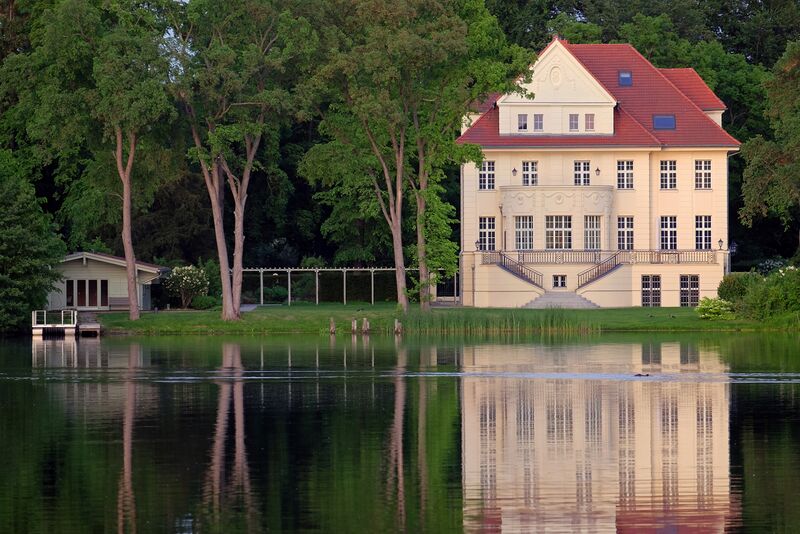 Datei:Landhaus Rubinski Seeseite-Grundstück.jpg
