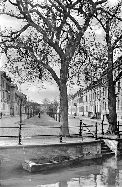 Datei:Kiezstraße 1940, mit Stadtkanal, Max Baur; Bundesarchiv Bild 170-163.jpg