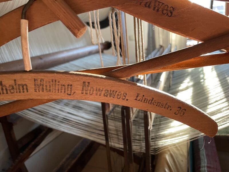 Datei:Kleiderbügel Weberstube.jpg