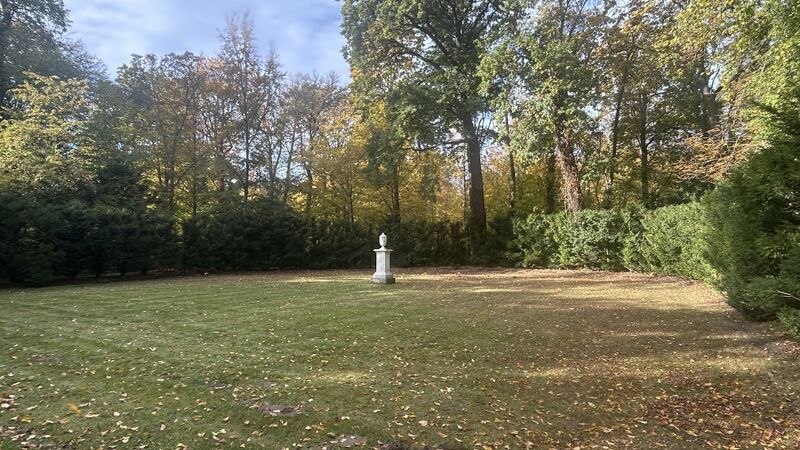 Datei:Erinnerungsurne für Gräfin Ingenheim (3).jpg