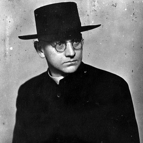 Datei:Photo - Portrait des Domprediger Johann Maier mit Hut.jpg