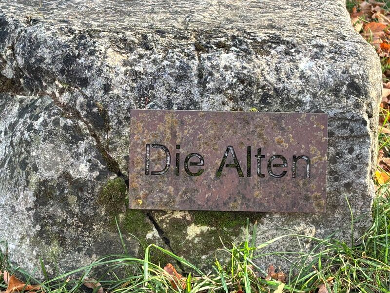 Datei:Die Alten (Bürgerpark Sulzbach-Rosenberg) Bezeichnung.jpeg