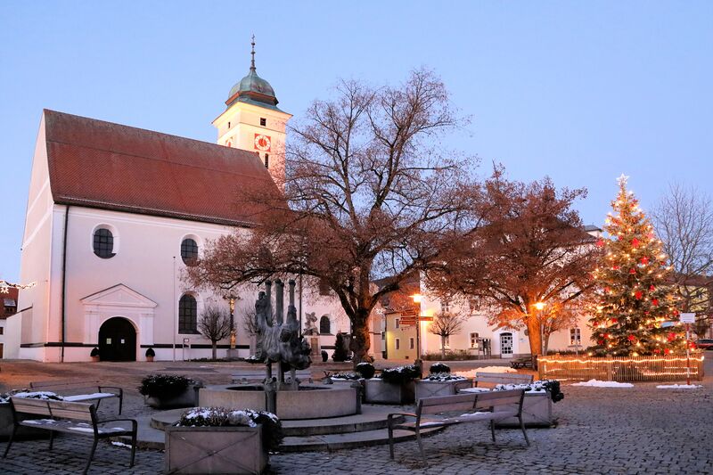 Datei:Pfreimd Stadtpfarrkirche 2021.jpg