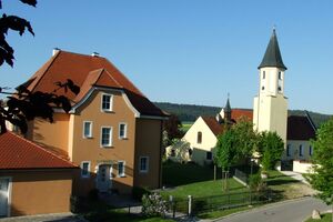 Pfarrhof und Kirche 2008.jpg