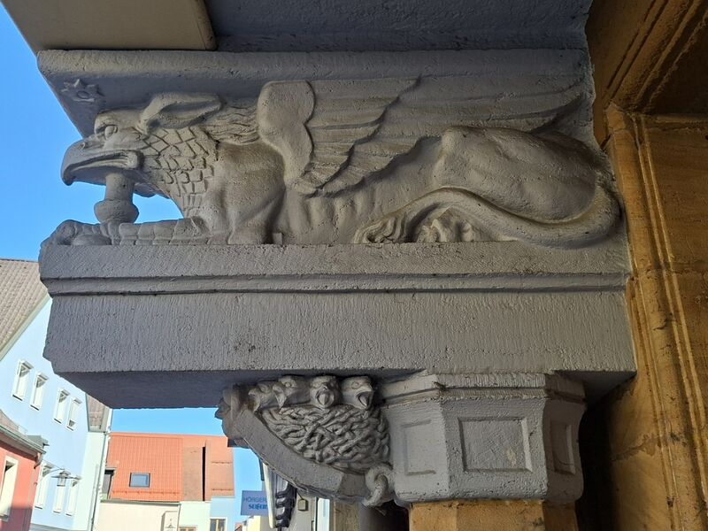 Datei:Schwandorf Greif mit Nest.jpg