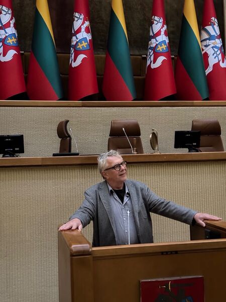 Datei:Parlament Vilnius.jpg