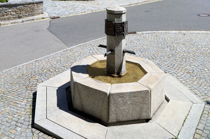 Datei:Oberviechtach Brunnen am Rathaus 09.jpg