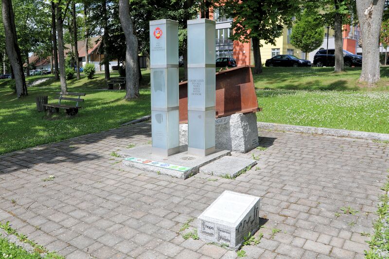 Datei:Oberviechtach 9-11-WTC-Mahnmal.jpg