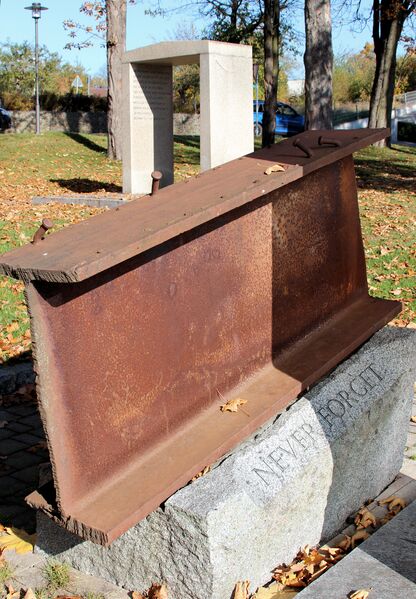 Datei:Oberviechtach 9-11-WTC-Mahnmal 05.jpg