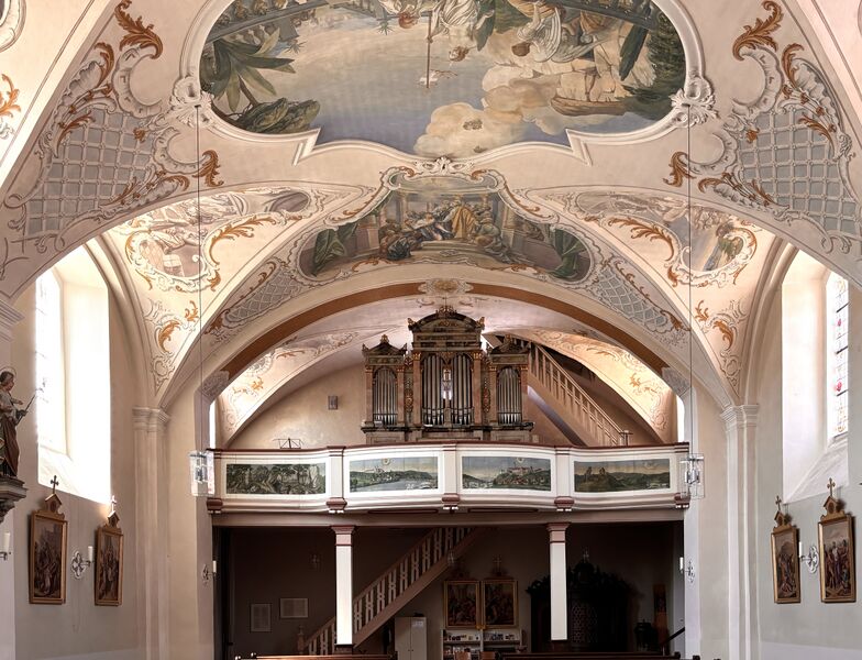 Datei:Innenraum mit Blick zur Orgel.jpeg