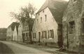 Bild der nördlichen Hauptstraße, vorne rechts das Haus mit der Hausnummer 76
