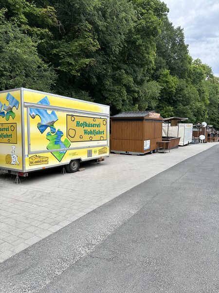 Datei:Bergfest Würstl-Buden.jpg