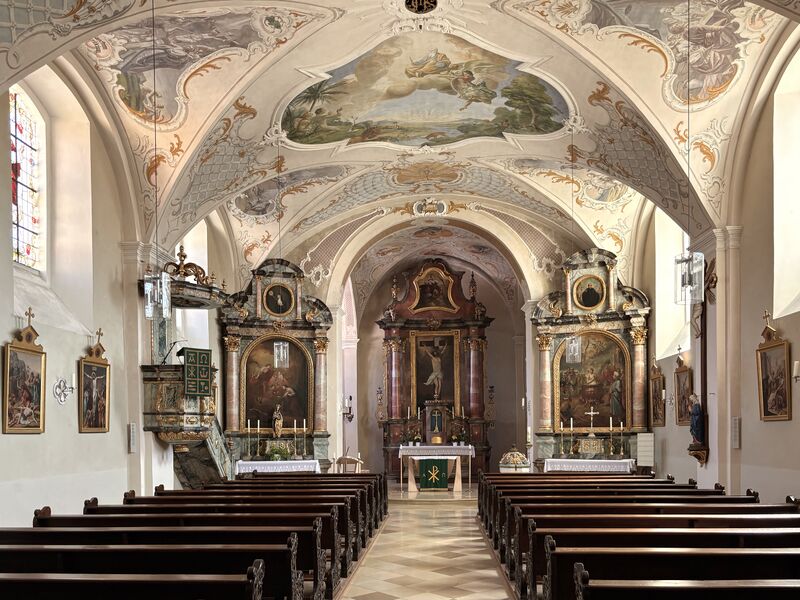 Datei:Innenraum mit Blick zum Altar.jpeg
