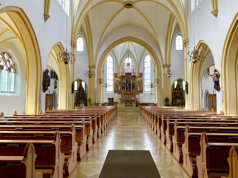 Datei:Herz Jesu Innenraum.jpeg