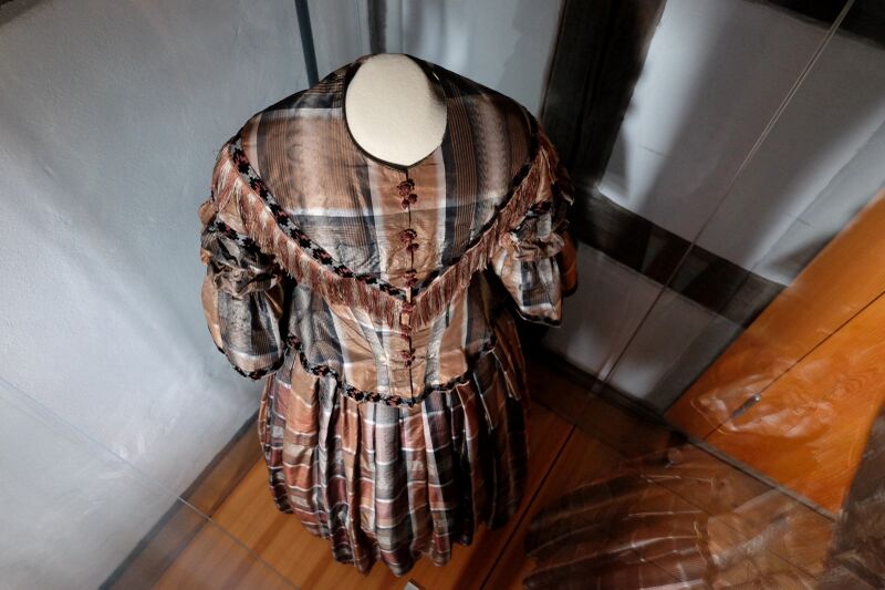 Datei:Vilseck T-Museum Kleid Lola Montez.jpg