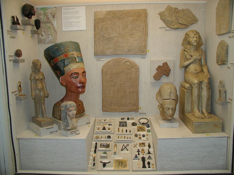 Datei:Blick in die Vitrine Ägypten.jpeg