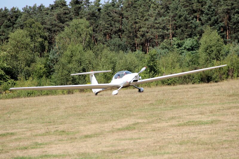 Datei:Motorsegler Landeplatz Schwandorf.jpg