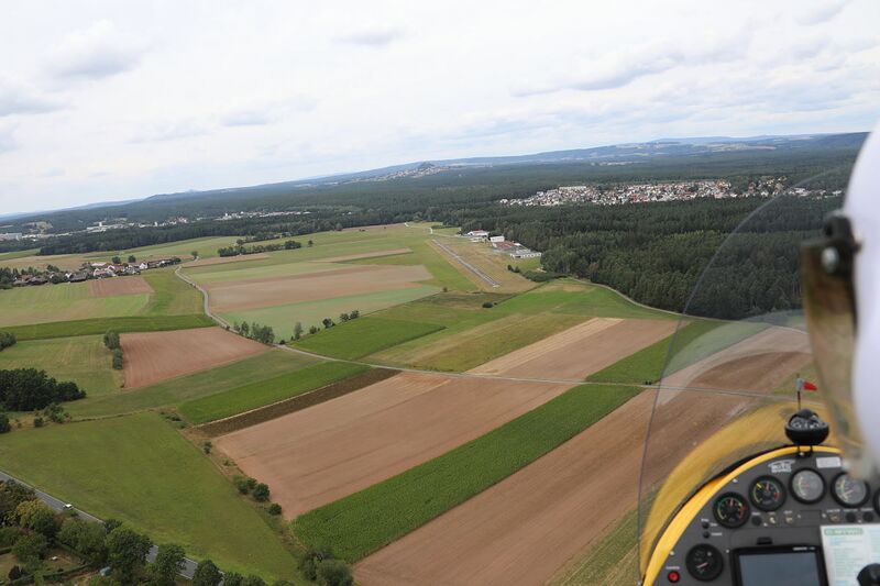 Datei:Fluggerät Flugplatz Latsch Landeanflug.jpg