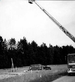 Erstellung photogrammetrischer Aufnahmen des Ausgrabungsbereichs mit Hilfe des Drehleiterfahrzeuges der Freiwilligen Feuerwehr Parsberg, am 3. August 1999