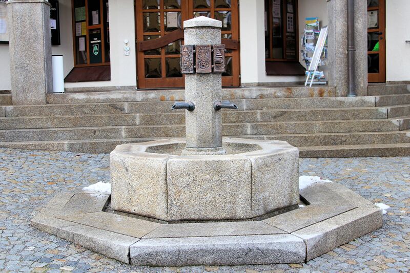 Datei:Oberviechtach Brunnen am Rathaus 11.jpg