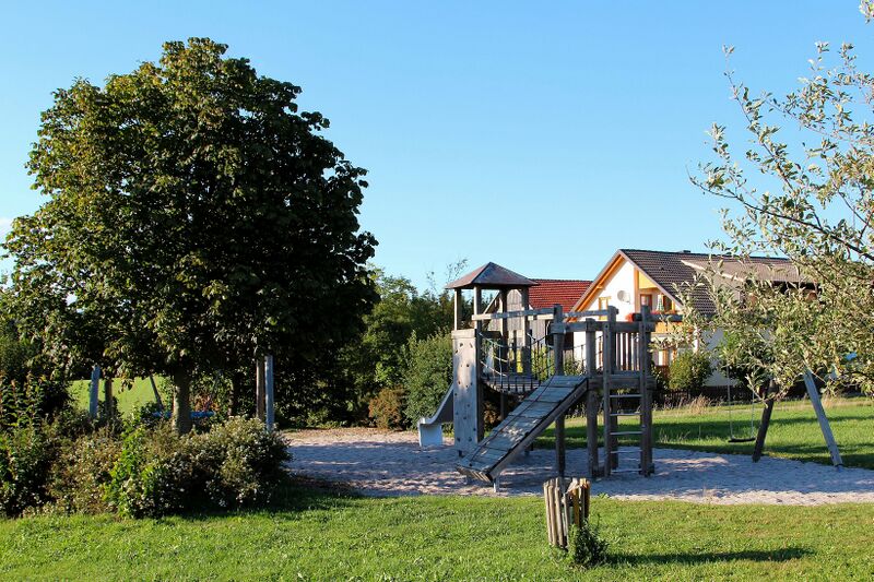 Datei:Eigelsberg (Oberviechtach) Spielplatz 2013.jpg
