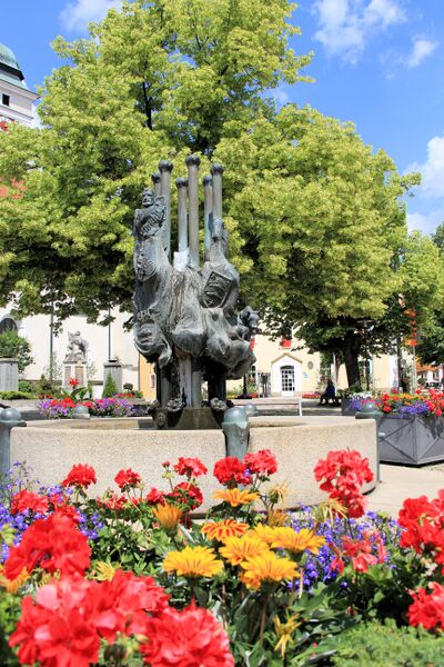Datei:Pfreimd Brunnen Marktplatz 2018.jpg