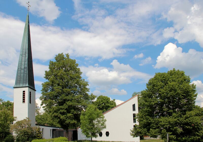Datei:Oberviechtach Evangelisch-Lutherische Auferstehungskirche 2018 01.jpg