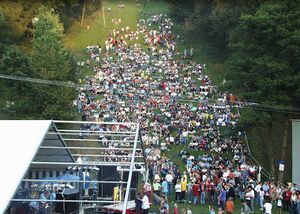 Blick zum Skilifthang beim Freudenberger Open Air 2003.