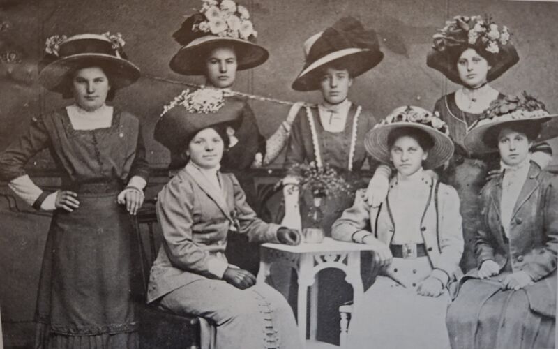 Datei:Schwandorf Marktplatz 30 Hutgeschäft.jpg