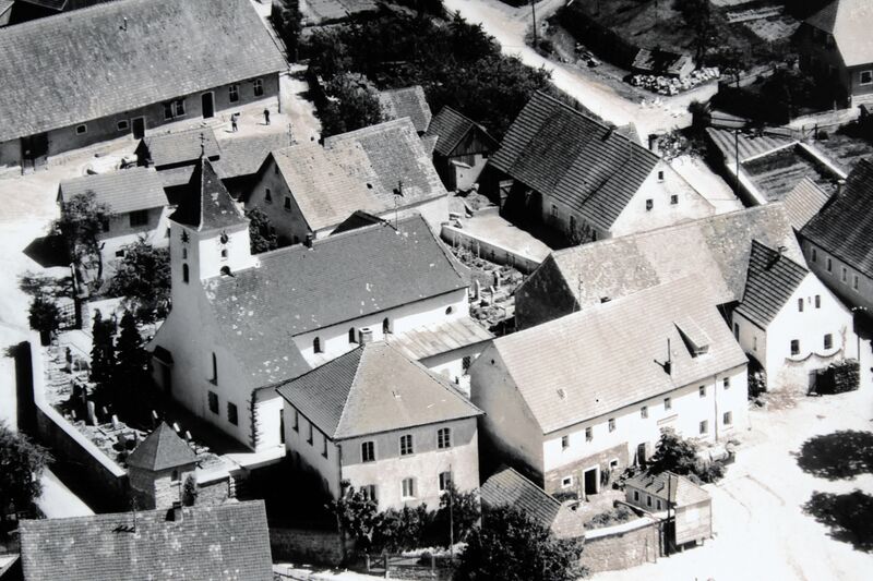 Datei:Gleiritsch Kirche altes Schulhaus 1959.JPG