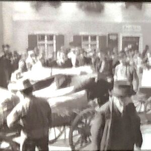 Markttreiben vor dem Schrannengebäude. (Bild:Burgmuseum Parsberg)