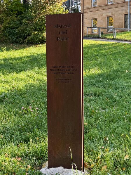 Datei:Dankstele für Spender (Bürgerpark Sulzbach-Rosenberg).jpeg