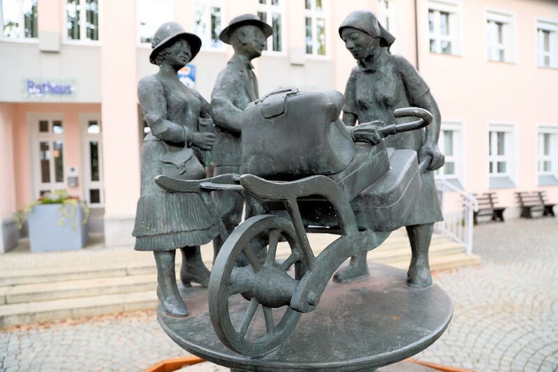 Datei:Siegfried Schriml Fremdenverkehrsbrunnen Bodenmais.jpg