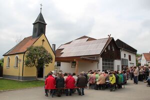 Maiandacht vor der Dorfkapelle in Schleißdorf im Jahr 2014.