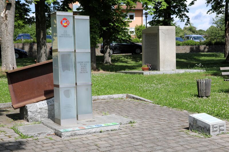 Datei:Oberviechtach 9-11-WTC-Mahnmal 03.jpg