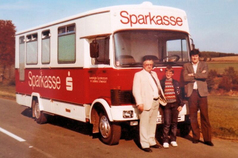 Datei:1985 Oberviechtach Sparkassenbus um 1985.jpg