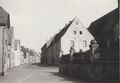 Bild der nördlichen Hauptstraße aus den 1950er oder 1960er Jahren. Rechts im Bild das Knabenschulhaus, das erste Haus links ist das Haus mit der Hausnummer 86. Das erste Haus rechts ist Lehrerwohnhaus. An dieses hat sich das Knabenschulhaus angeschlossen.
