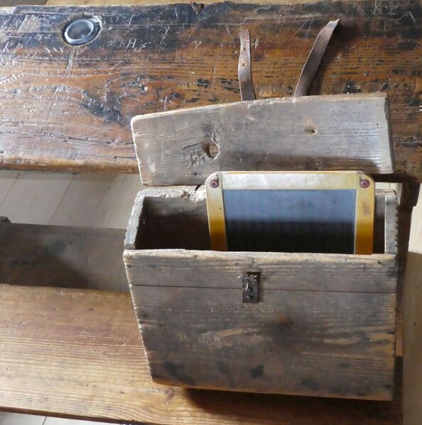 Datei:Historische Schultasche.jpeg