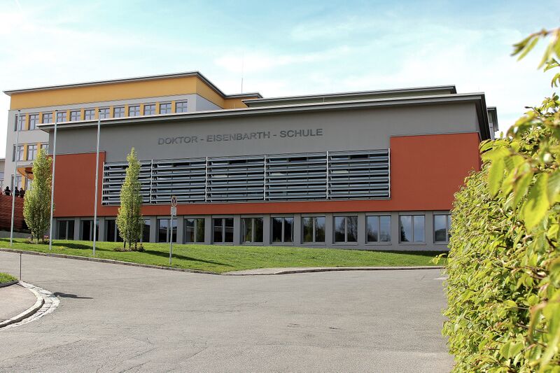 Datei:Oberviechtach Doktor-Eisenbarth-Mittelschule 2015.jpg