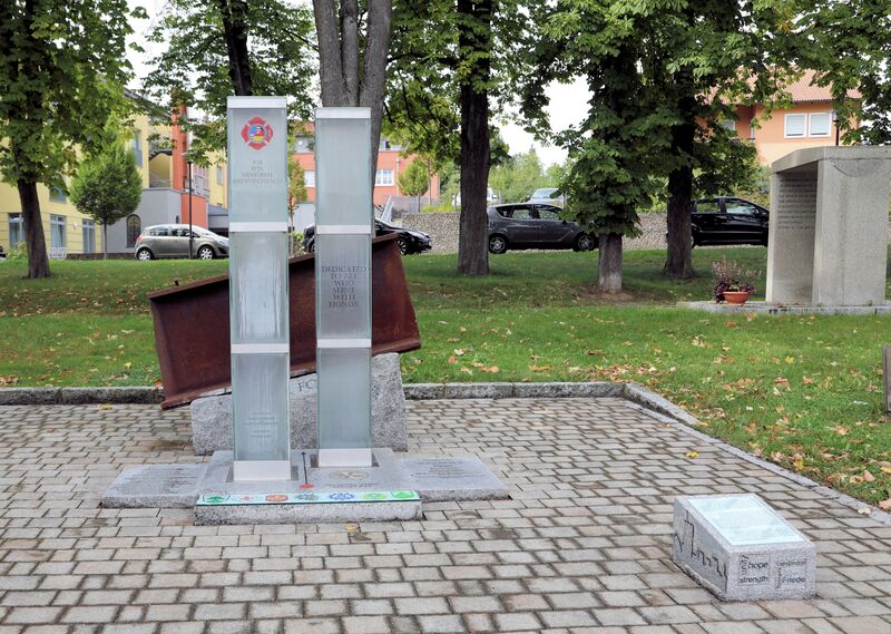 Datei:Oberviechtach 9-11-WTC-Mahnmal 07.jpg