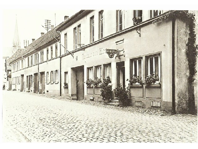 Datei:Gaststätte ZumHirsch Eisenberg-Vorkriegsaufnahme-Postkarte.jpg