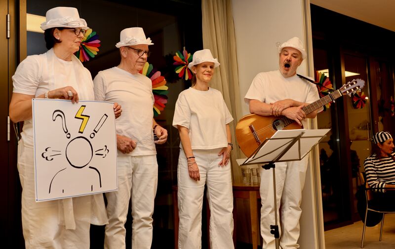 Datei:Schnitzelbänke 1.jpg