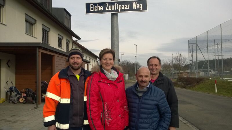 Datei:Eiche-Zunftpaar-Weg.jpg